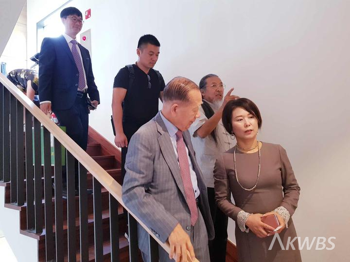 访韩代表团成员在参观金东虎私人书房和画廊。